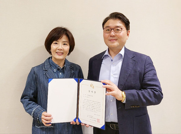 서울시병원회 고도일 회장은 23일 이대서울병원 임수미병원장에게 감사장을 전달했다.