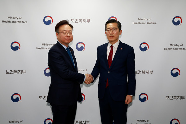 보건복지부 조규홍 장관과 대한의사협회 이필수 회장은 3일 간담회를 갖고 필수의료 및 간호법 등 보건의료 주요 현안에 대해 의견을 나눴다.