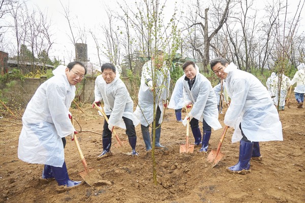 보령과 예산군은 식목일을 맞이해, 5일 예산군 창소공원(예산읍 창소리 103-25)에서 나무심기 행사를 개최했다.