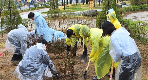 휴젤은 지난 5일 식목일을 맞아 본사가 위치한 강원 춘천 지역에서 나무 심기 행사를 실시했다고 6일 밝혔다. 