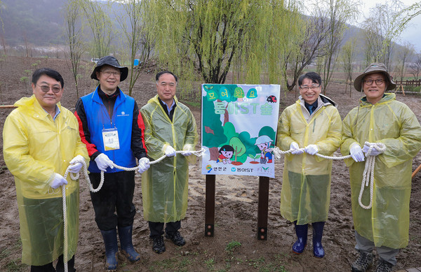 동아에스티는 지난 5일 경기도 연천군에서 식목일을 맞이해 개최된 ‘모동숲’ 조성 기념 행사에 참여했다고 6일 밝혔다.