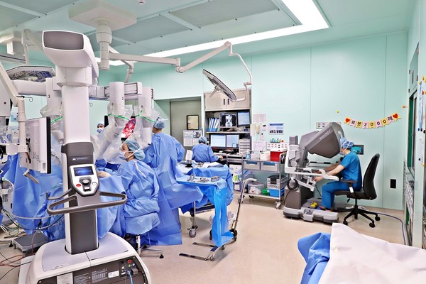 ▲가톨릭대 은평성모병원 의료진이 로봇수술기를 이용해 수술을 시행하고 있다.