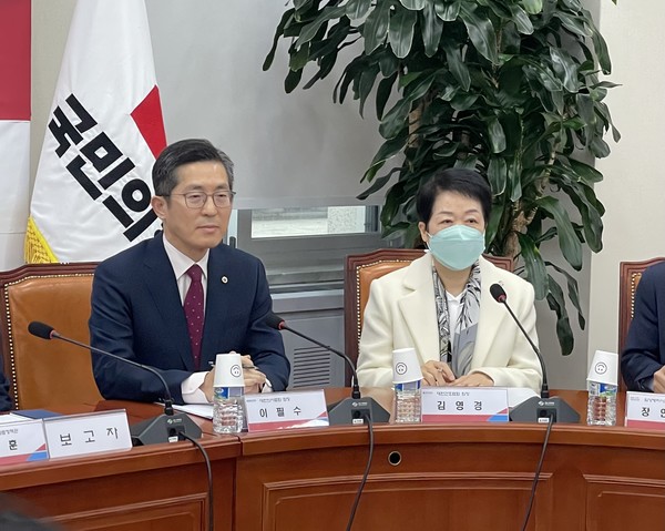의협 이필수 회장과 간협 김영경 회장이 앉아있다.