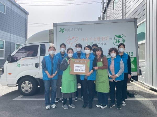 심평원 광주지원이 지난 13일 아름다운 가게 광주목포본부에 방문해 기부물품 전달과 함께 기부물품 분류봉사를 실시했다.