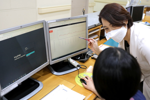 일산백병원은 심정지 예측 인공지능(AI) 프로그램인 딥카스를 도입, 병동 간호사들이 딥카스 프로그램을 시연하고 있다.