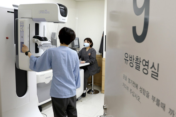 일산백병원이 3D 유방촬영기를 도입하고 본격적인 운영에 들어갔다. 유방조직을 3D 고해상도 이미지로 볼 수 있어 유방암 진단 확률이 올라간다.