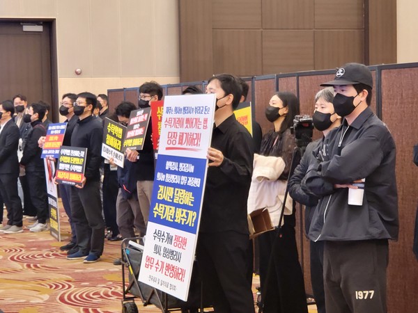 전국내과 및 1차의료협의회 회원들은 수탁고시 철회를 요구하는 항의 집회를 진행했다.