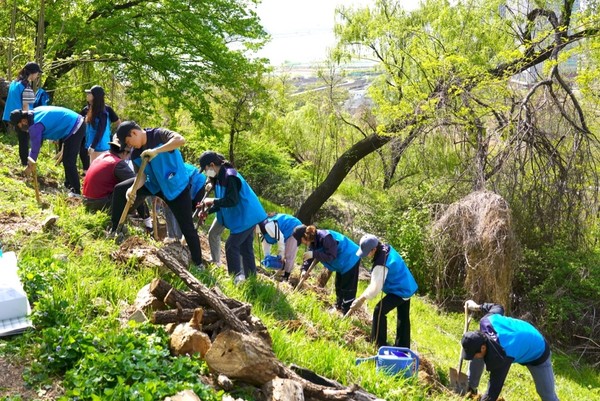 HK이노엔은 4월 22일 ‘지구의 날’을 맞아 임직원이 참여하는 나무 심기 활동인 ‘건강한 숲, 편안한 숨’ 캠페인을 21일 진행했다고 밝혔다. 