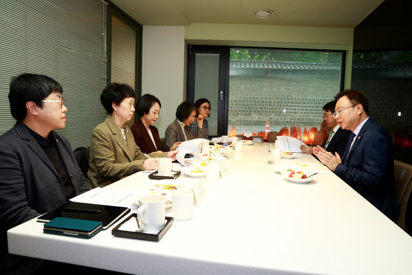 조규홍 보건복지부 장관은 25일 간호학계 원로, 중진 교들과 간담회를 갖고, 간호인력 지원 종합대책(안)에 대해 논의했다.