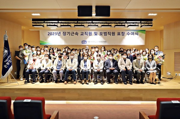 ▲은평성모병원은 개원 4주년을 맞아 11일 기념식을 개최했다. 최승혜 병원장을 비롯한 주요 보직자들과 장기근속 및 모범직원 표창 수여자들이 기념사진을 촬영하고 있다. 