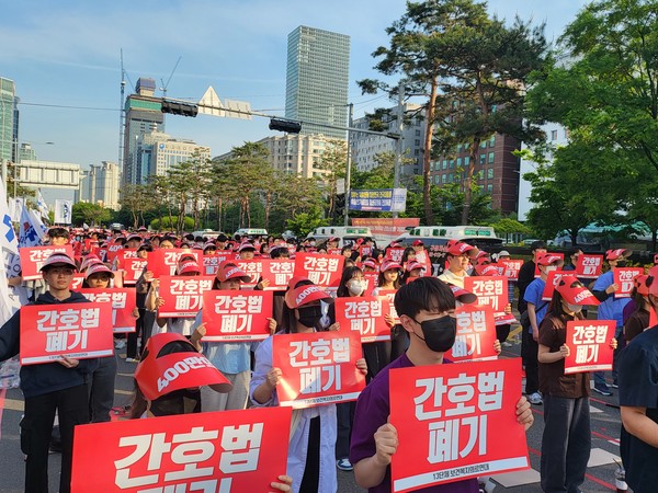 주최 측 추산 5000여 명이 모인 이날 2차연가투쟁에서 13개 보의연은 내년 총선에 대비한 총선기획단 서울본부 출범을 선포했다.
