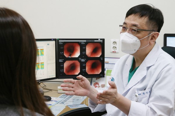 서울아산병원 정기욱 교수(소화기내과)가 삼킴 곤란 증상이 있는 환자를 진료하고 있다.