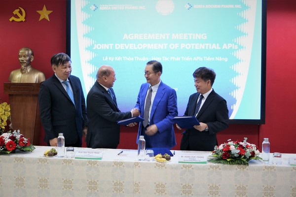 한국유나이티드제약과 합성의약품 자회사 한국바이오켐제약은 베트남 호치민 의약학대학(University of Medicine and Pharmacy at Ho Chi Minh City)과 지난 6일 필수 기초 원료 의약품 공동연구개발 협약을 체결했다.