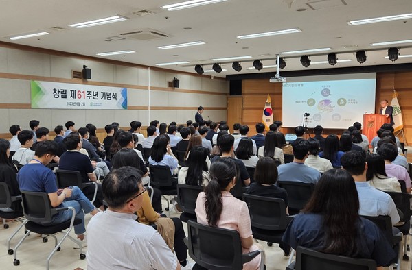 신풍제약은 창립 61주년을 맞아 서울 강남구에 위치한 신풍제약 본사에서 임직원들을 대상으로 창립기념식을 진행했다고 8일 밝혔다.