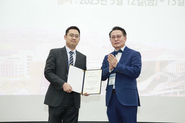 순천향대 부천병원 성형외과 차한규 교수(좌측)가 W병원 우상현 병원장으로부터 'W송원재단 연구장려상'을 수상하고 있다.