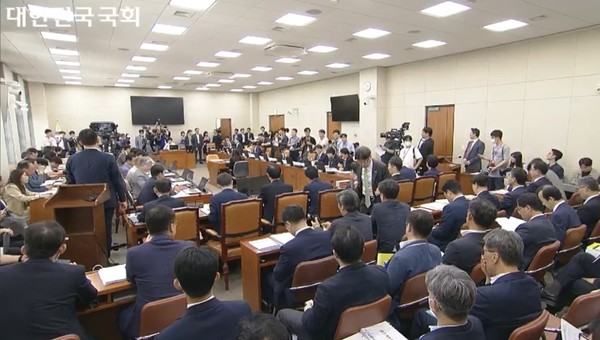  15일 열린 국회 정무위 전체회의에서 실손보험 청구 간소화 법안이 통과됐다.