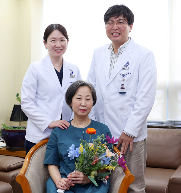 좌측부터 심장혈관외과 신유림 교수, 오미혜 환자, 심장내과 오재원 교수.