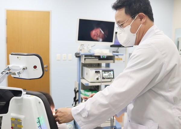 서울아산병원 박홍주 교수(이비인후과)가 소아 환자를 진료하고 있다.