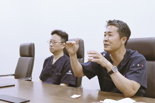  베스티안 서울병원 윤천재 원장과 성남시 연세돋음의원 이종호 원장(사진 왼쪽)