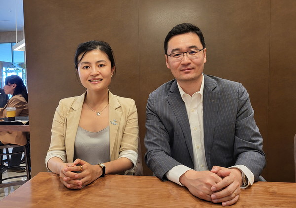 좌측부터 도니어 메드텍 에밀리 종(Emily Zong) 글로벌 마케팅 매니저와 케빈 한(Kevin Han) 아시아 사장.