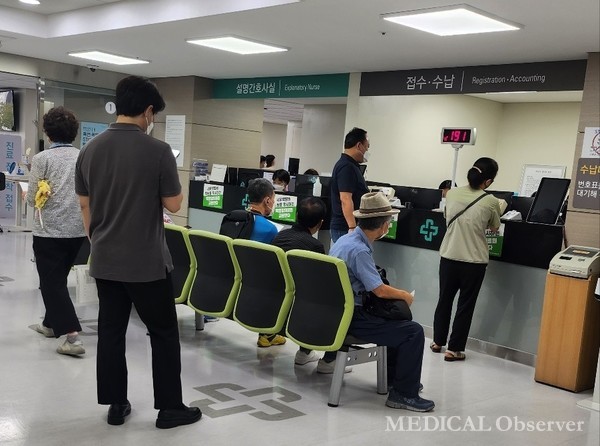 8월 31일 폐원을 결정한 서울백병원은 현재(8월 1일) 진료받는 환자들과 그동안의 병원 기록 등을 확보하기 위한 환자들로 분주했다.