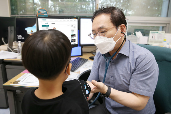 서울아산병원 소아천식아토피센터 유진호 교수가 소아 천식 환자를 진료하고 있다.