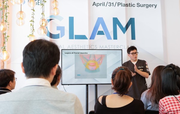 휴젤은 지난달 29~31일 아시아 의료 전문가(HCP)를 대상으로 진행한 ‘GLAM for Asia 2023’ 행사를 성공적으로 마쳤다고 2일 밝혔다. 사진= 4월 31일 성형외과 이정일 원장의 현장 시연 모습