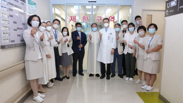 서울성모병원 혈액병원은 지난 1일 조혈모세포이식 전용 무균치료실을 증설했다.