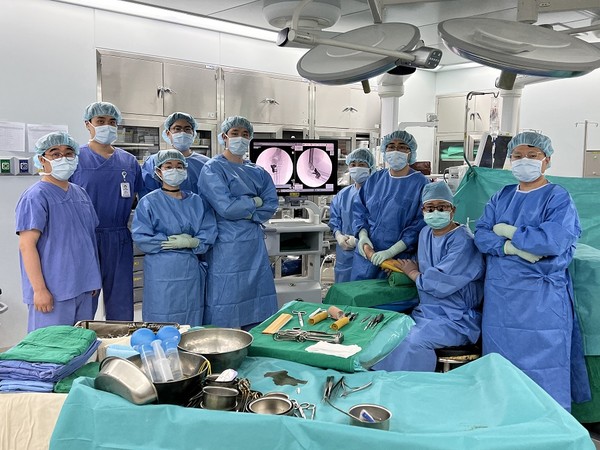 전남대학교병원 정형외과 김명선 교수 연구팀이 지난 5월26일 세계 최초로 3D 금속프린팅 기술을 활용한 환자 맞춤형 인공 팔꿈치 재건 보형물로 임상 수술에 성공한 뒤 단체사진을 촬영하고 있다.