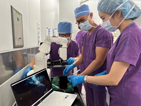 가천대 길병원 이원석 교수(외과)의 수술로봇 활용 모습.