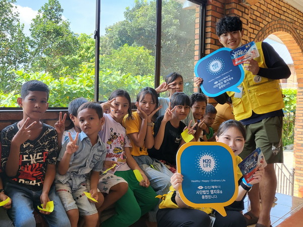 신신제약은 자사 사회공헌활동 브랜드 ‘신신 H2O Life’의 일환으로 사단법인 엠지유의 2023년 인도네시아 메단 해외 의료 봉사활동에 의약품을 후원했다고 29일 밝혔다.