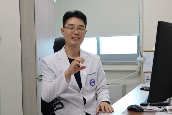 한양대학교병원 김상헌 교수(호흡기알레르기내과)는 코로나 19 회복 후에도 4주 이상이 지나도 증상이 계속되면 전문가의 진찰이 필요하다고 설명했다.