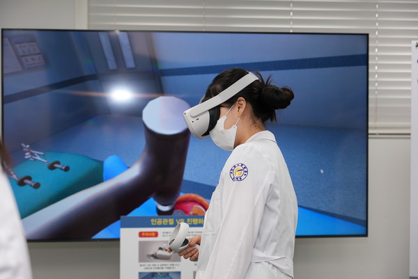 연세사랑병원이 개발한 인공관절 가상현실 (VR) 수술