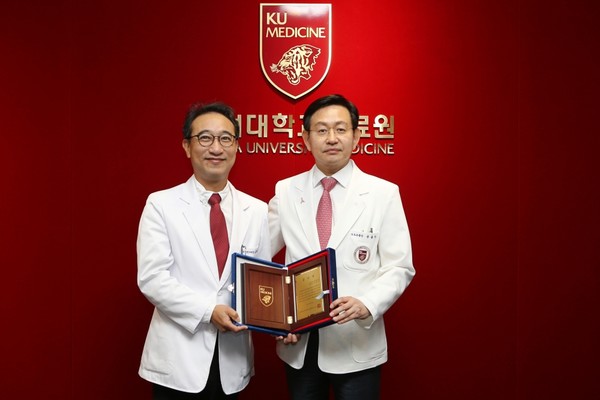 좌측부터 김학준 고려대의료기술지수회사 대표이사, 윤을식 고려대의료원 의무부총장 겸 의료원장.