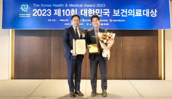 KMI한국의학연구소 이광엽 전무이사(오른쪽)가 지난 20일 서울 중구 더플라자 호텔에서 열린 ‘2023 제10회 대한민국 보건의료대상’ 시상식에서 국회보건복지위원장상을 수상하고 있다