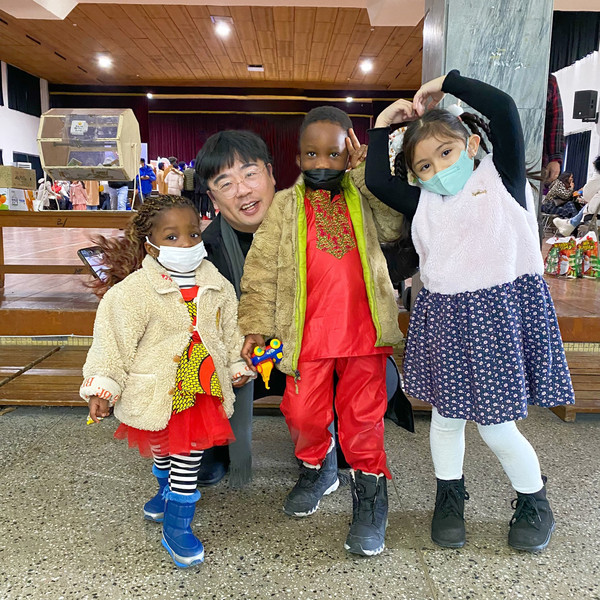 ​​가롤릭근로자회관 대표 이관홍 신부(왼쪽에서 두번째)와 이주노동자 자녀들