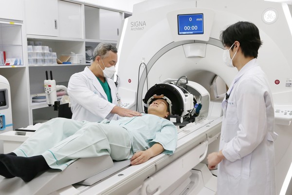 서울아산병원 전상용 교수(신경외과)가 수전증 환자에게 전신마취와 두개골 절개 없이 진행되는 초음파 뇌수술에 대해 설명하고 있다.