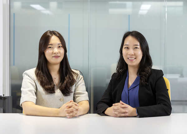 궤양성 대장염 치료를 위한 퍼스트클래스 S1P 수요체 조절제 기전인 제포시아 마케팅을 담당하고 있는 한국 BMS제약의 김예은 PM(좌)과 박인영 이사(우).  