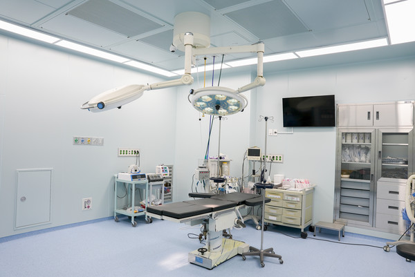 연세사랑병원은 수술실에 첨단공조시스템인 라미나플로우를 도입했다