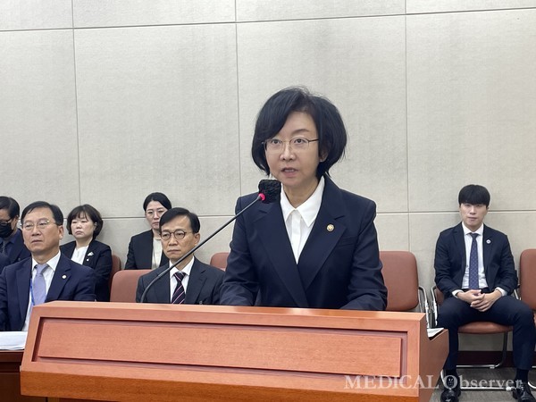 13일 열린 국회 보건복지위원회 국정감사에서는 후쿠시마 식품 수입에 대한 야당 의원들의 강도 높은 질타가 이어졌다.