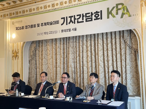 대한내과의사회는 22일 서울 롯데호텔에서 제26회 정기총회 및 추계학술대회를 개최했다. 