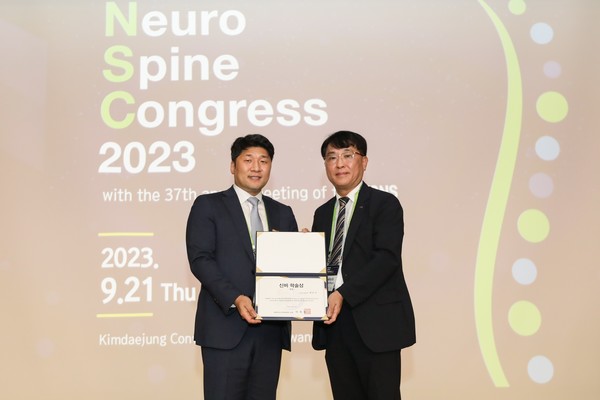 청담 우리들병원 배준석 명예원장이 지난 9월 21일부터 사흘간 광주 김대중컨벤션센터에서 열린 ‘제37회 대한척추신경외과학회 정기학술대회 및 NeuroSpine Congress 2023’에서 신비학술상을 수상했다.