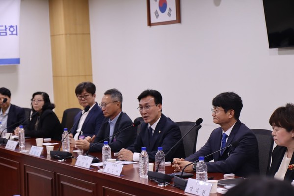 더불어민주당 김민석 의원은 지난 30일 국회의원회관에서 ‘환자친화적인 약물전달기술 개발 필요성에 관한 정책 간담회’를 개최했다.