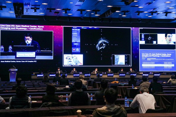 2022년 열린 제7회 COMPLEX PCI에서 서울아산병원 심장내과 박승정 석좌교수(화면 왼쪽)를 비롯한 세계적인 석학들이 최신 시술방법을 공유하고 있다.