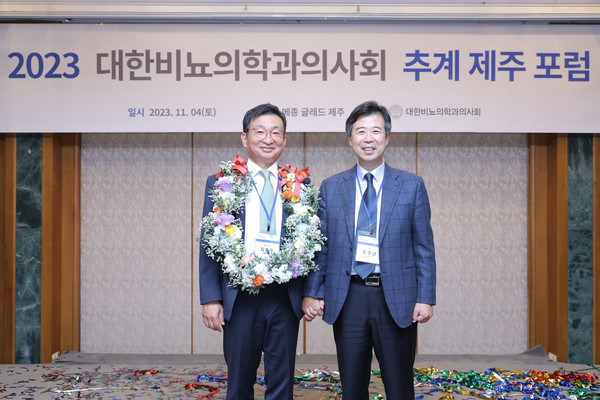 (왼쪽부터)김용우 차기 회장과 조규선 회장