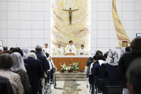 가톨릭의대는 3일 천주교 서울대교구 용인공원묘원 내 김수환 스테파노 추기경 기념 경당에서 시신기증자들을 위한 위령미사를 봉헌했다.