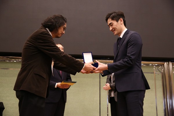 분당서울대병원 신경과 이우진 교수(사진 오른쪽)가 대한신경과학회 추계학술대회’에서 ‘SK 젊은 연구자상’을 수상했다.