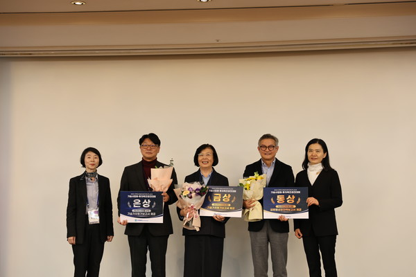 14일 그랜드 인터컨티넨탈 서울 파르나스에서 열린 '기술사업화·투자촉진 경진대회'에서 수상자들이 기념 사진을 촬영하고 있다.