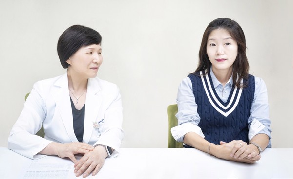 고대안암병원 혈액종양내과 박경화 교수(왼쪽)과 환우 박영혜 씨(오른쪽)는 본지와의 인터뷰에서 재발 고위험 조기 유방암 환자의 재발을 막기 위해 보다 적극적인 치료가 필요하다고 강조했다.