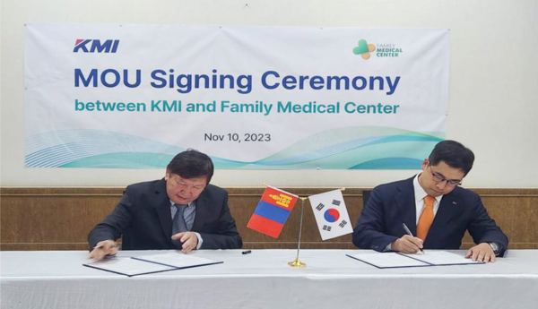 좌측부터 몽골 Family Medical Center Ts. Gantsog 대표와 KMI한국의학연구소 이광배 기획조정실장이 지난 10일 MOU 체결식을 진행하고 있다